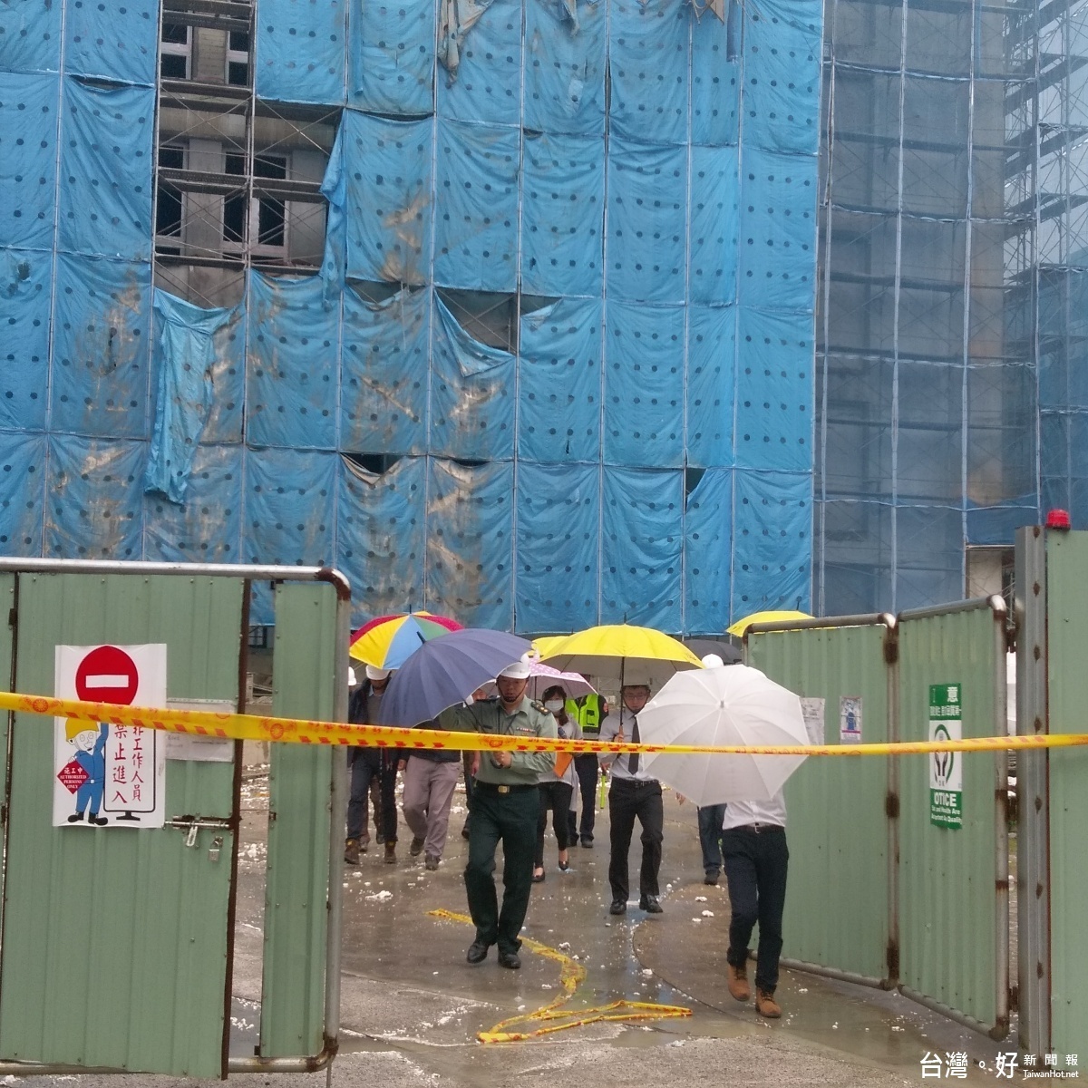 圖:桃園地檢署官等相關人員至現場進行勘查,釐清事故真相,而家屬悲痛的至現場進行招魂。(記者陳寶印攝)