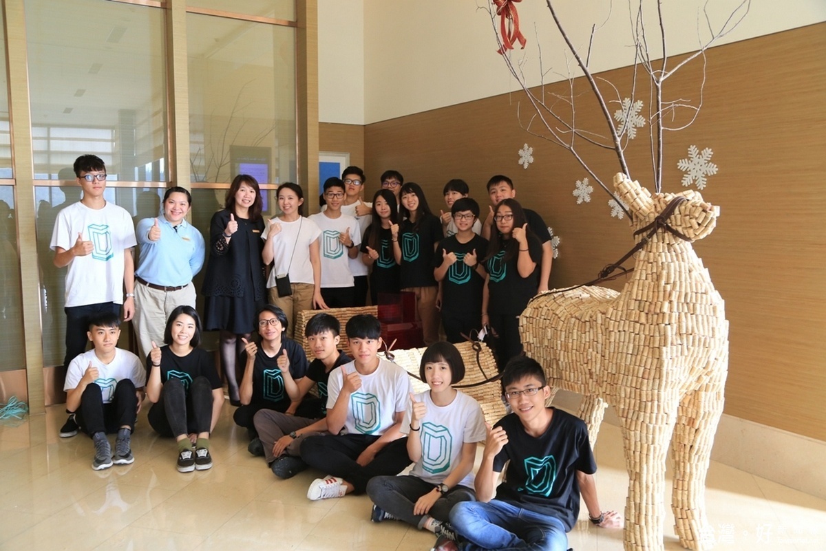 募集8千個回收軟木塞　大學生打造聖誕裝置藝術