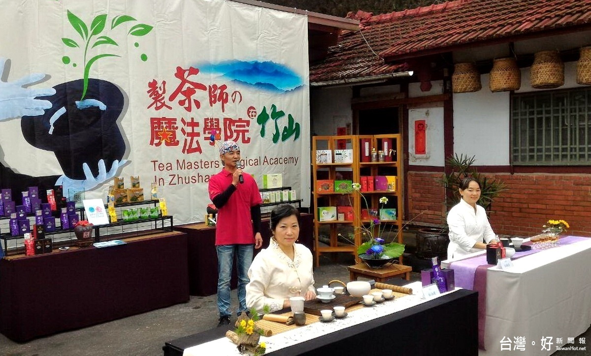 竹山鎮特用作物產銷班第二十二班班長葉春億於現場進行分享獲獎茶葉的製茶流程。