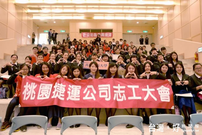 鄭市長表示,期勉學生志工成為國家最美的門面及桃園捷運最好的窗口,為台灣展現良好的第一印象。