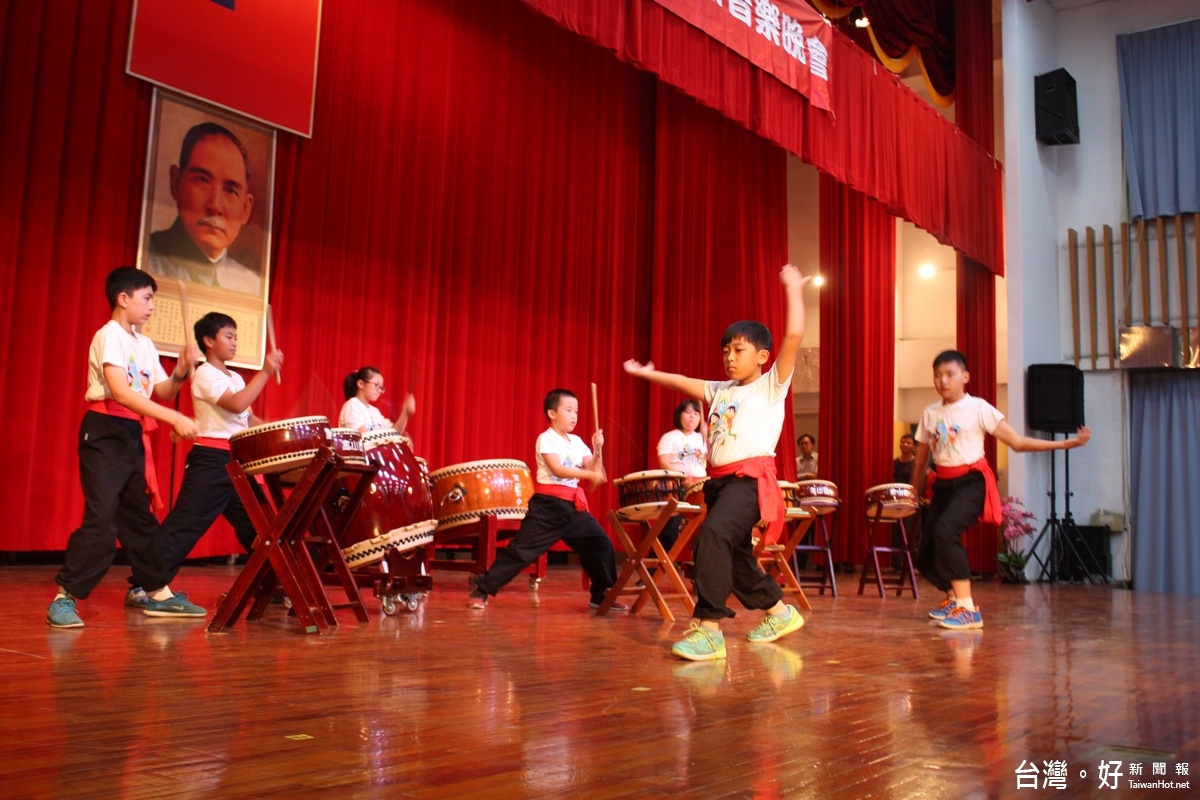 永昌國小富山分校爆發力十足的太鼓表演。