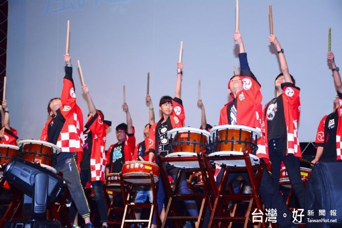 鄭文燦表示,瑪潮關懷協會號召大學及高中志工,為清寒學生募集到1,500件外套,將愛傳遞出去。