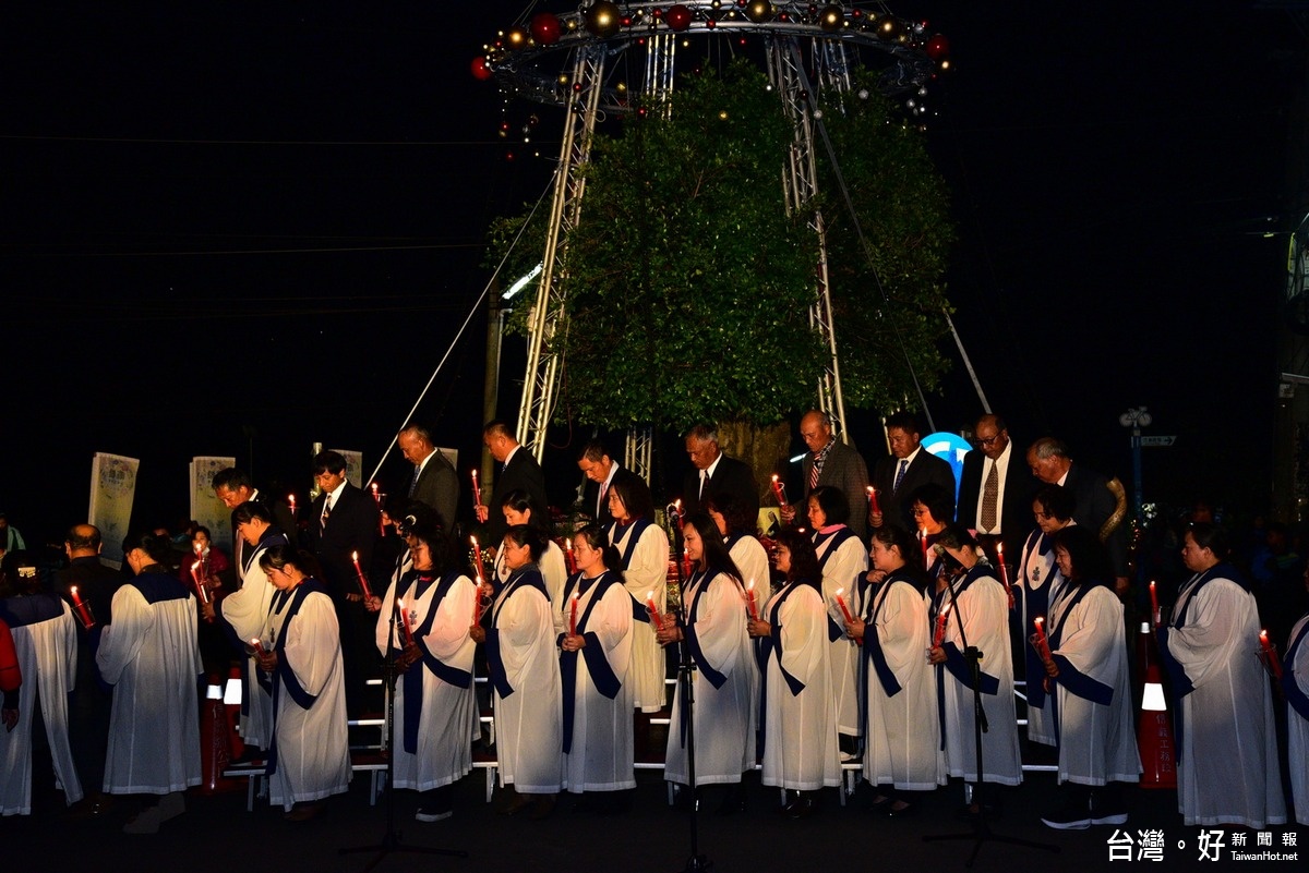 信義鄉慶祝聖誕節活動，在點燈祈福儀式中，安排美國華盛頓榮星合唱團及羅娜聖歌班吟唱詩歌開場。