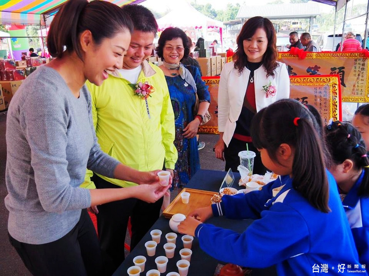 竹山鎮農會四健作業組小小茶藝師茶席展演，邀貴賓喝好茶。