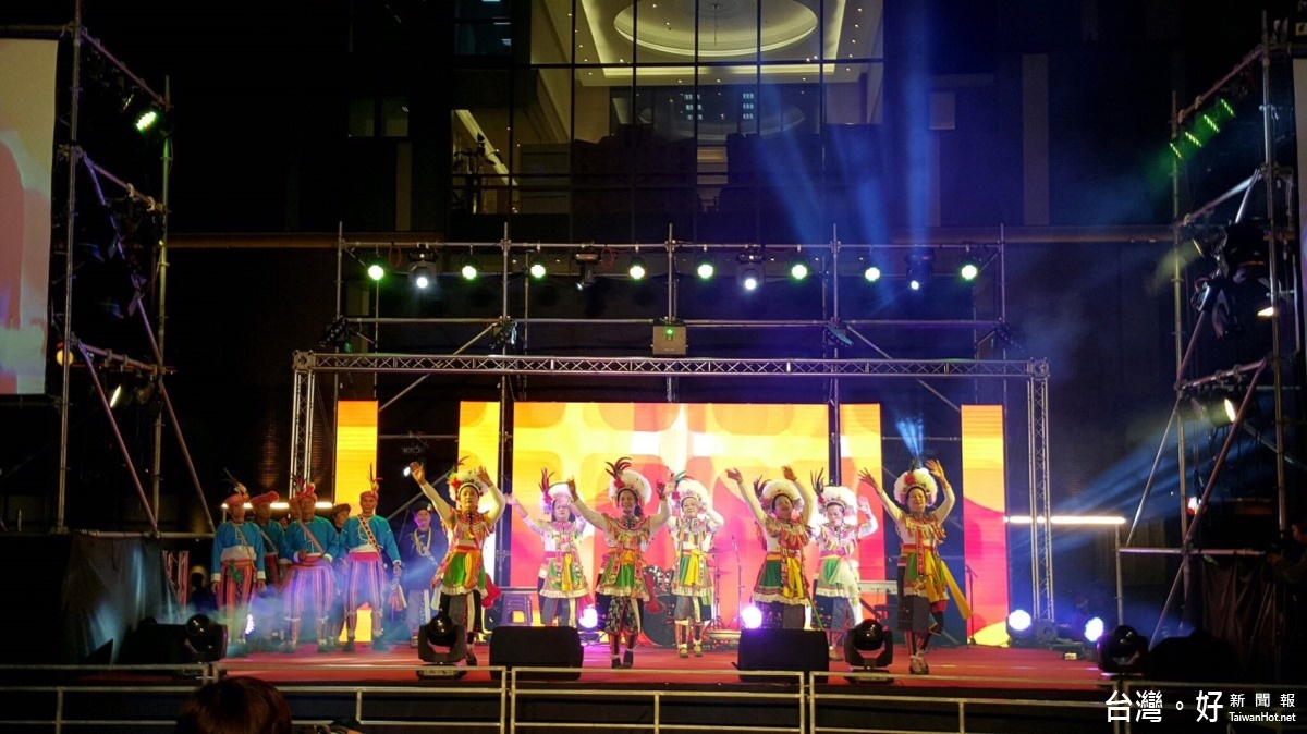 臺東縣歲末系列活動－迎雪季25日晚會上，在地原住民杵音表演，展現在地風情。