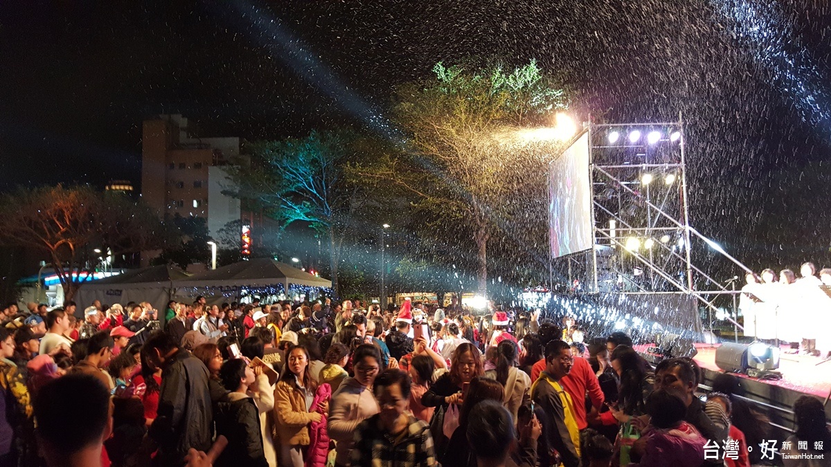 台東縣政府在25日晚會活動中，頻頻下雪，為民眾創造驚喜。