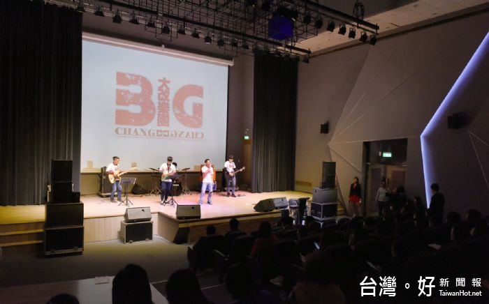 鄭市長表示,「桃園市政府公務人力發展中心」,利用原議事堂空間轉型成演藝廳,適合辦理表演活動及教育訓練。