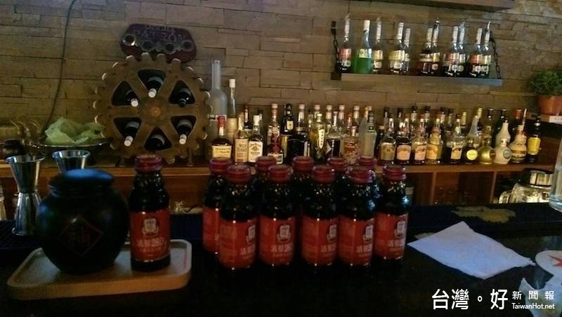 活動現場準備了三到五種活力飲與調酒飲品,從普通到高端一應俱全。(圖/正官庄提供)