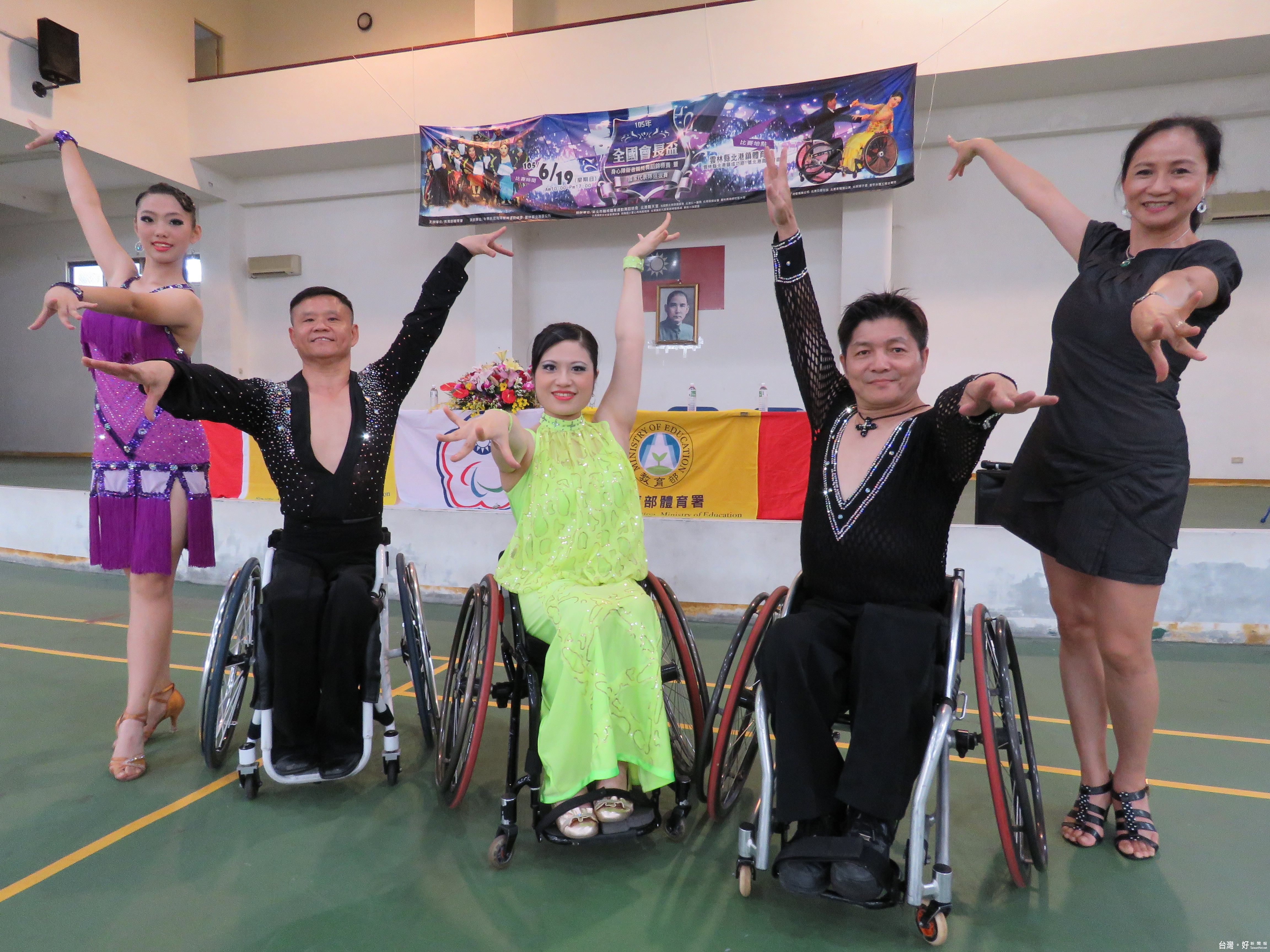 蔡秀慧（右）老師為擴大推廣輪椅舞蹈，今年首度把全國舞賽移師雲林，帶動南部習舞風氣。（記者蘇榮泉拍攝）