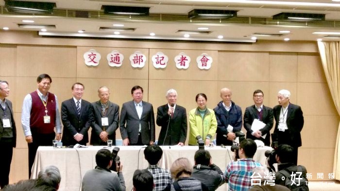 鄭市長指出,將進一步完成完整規劃方案,預估將在農曆春節前,宣布機場捷運營運方案。
