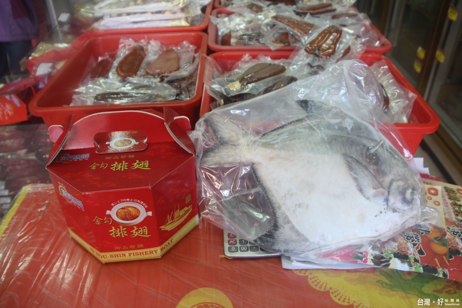 鰲興產品多元魚翅鮑魚白鯧及年節應景海鮮零食都有