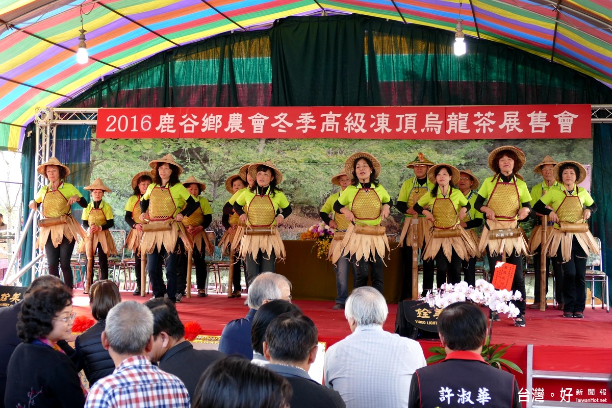 和雅家政班及鹿谷鄉農會創新高齡計劃的「胸有成竹樂團」穿戴以竹編織的舞衣帶來精彩的舞蹈及竹器表演。