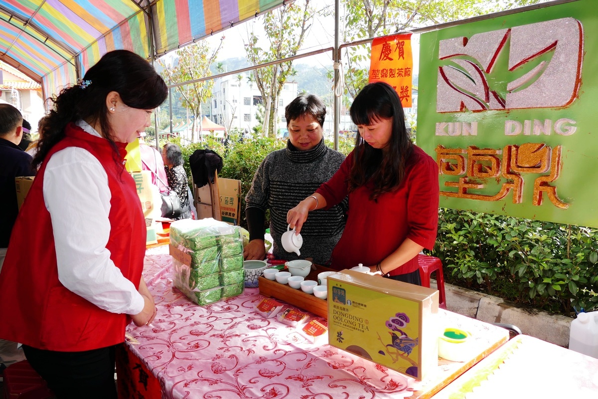 現場有許多茶攤位，沖泡比賽茶等茶品，提供民眾品嚐及選購。