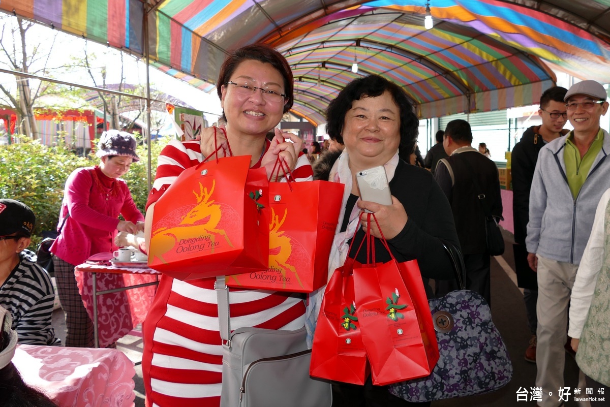 聞名世界的鹿谷鄉農會比賽茶，成功吸引來自全國各地的遊客來買茶，還有來自馬來西亞的林如萍小姐也專程來"找茶"。