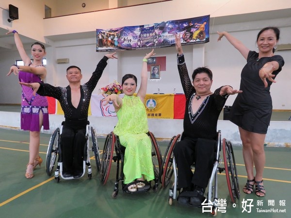 輪椅國標舞跨年晚會　身障朋友秀舞姿迎新年