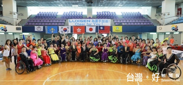 國際舞師蔡秀慧為擴大推展輪椅舞，和北港鎮公所舉辦別開生面的國標舞跨年晚會，帶動南部習舞風氣。（記者陳昭宗翻攝）