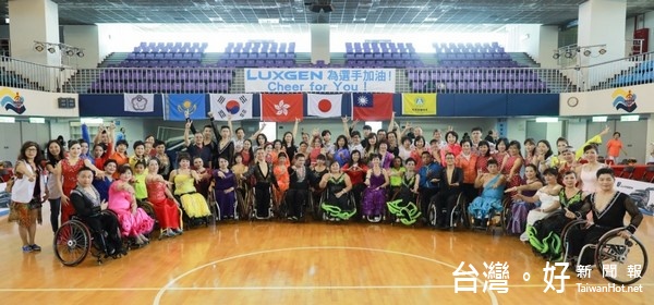 國際舞師蔡秀慧為擴大推展輪椅舞,和北港鎮公所舉辦別開生面的國標舞跨年晚會,帶動南部習舞風氣。(記者陳昭宗翻攝)