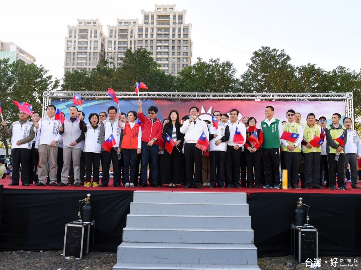 市長鄭文燦在立委趙正宇與市府一級主管陪同下共同出席典禮活動,到典禮台上高唱國歌的情形