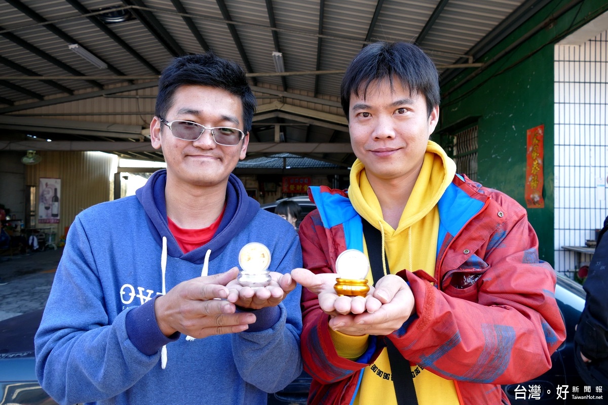 周正弘(右)、張志瑋2位好友相揪來排隊，還特地幫錢母設計了香爐造型底座。