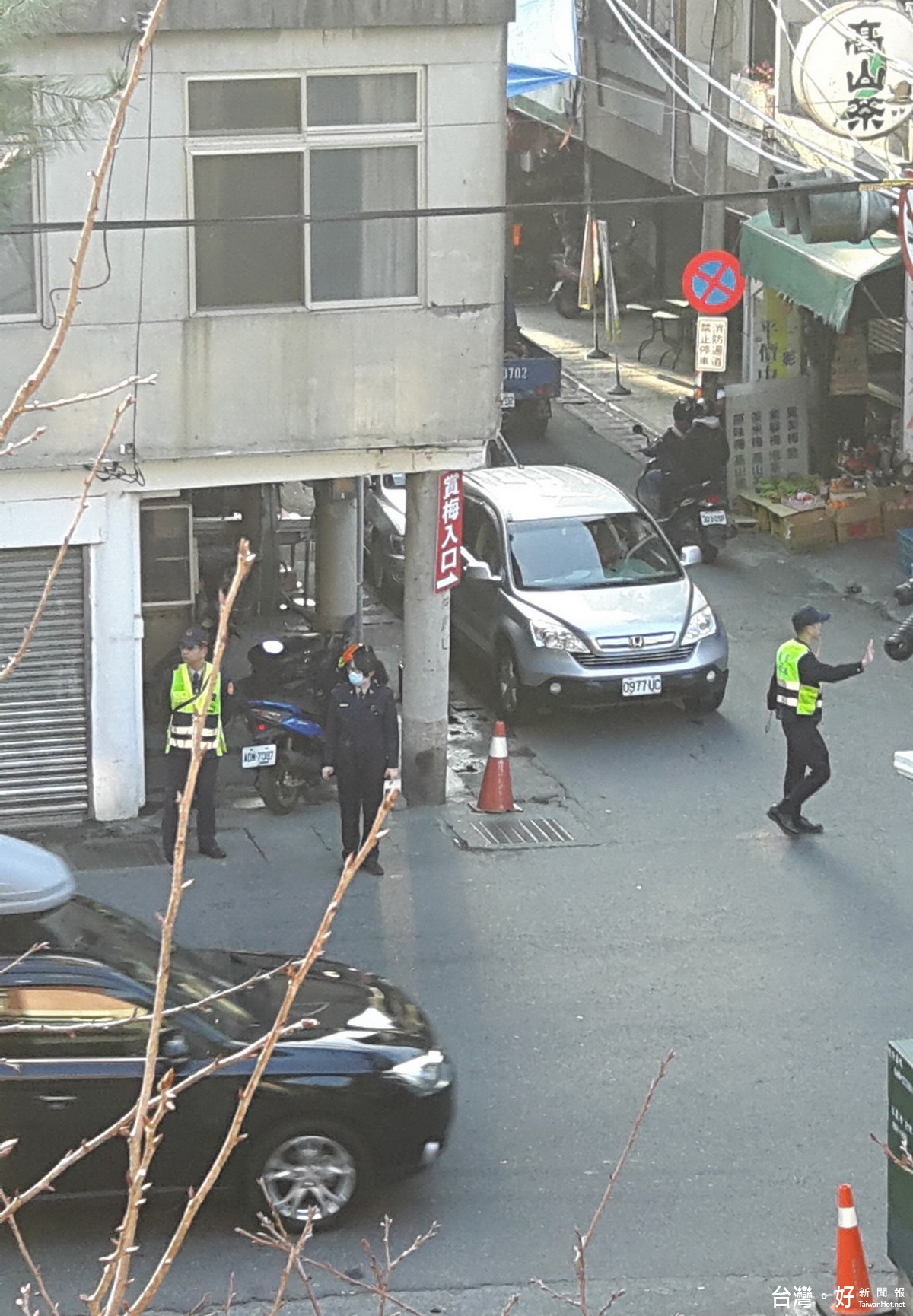 義警方在交通要道入口處一帶，忙著執行疏導車輛工作。（記者吳素珍攝）