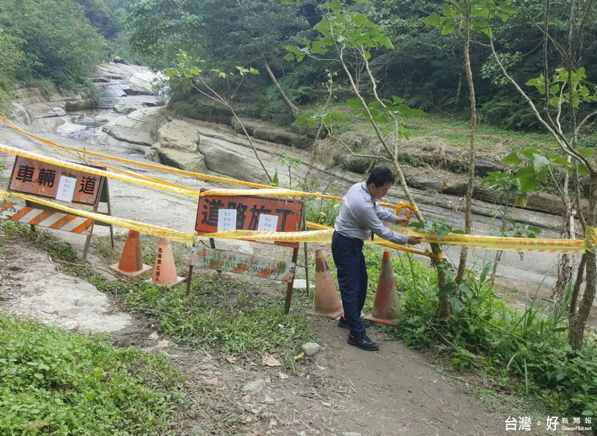 景觀勝地的草嶺萬年峽谷屢傳落水意外，警方為防止民眾擅進拉起封鎖線以作防範。（記者簡勇鵬攝）