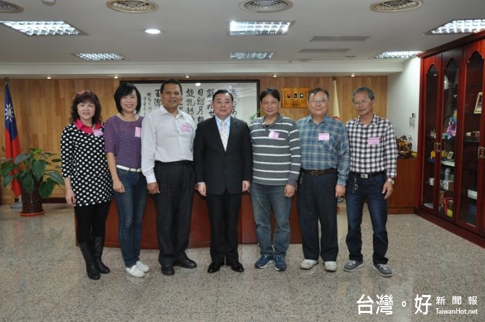 邱議長與鄰長志工們合影留念。