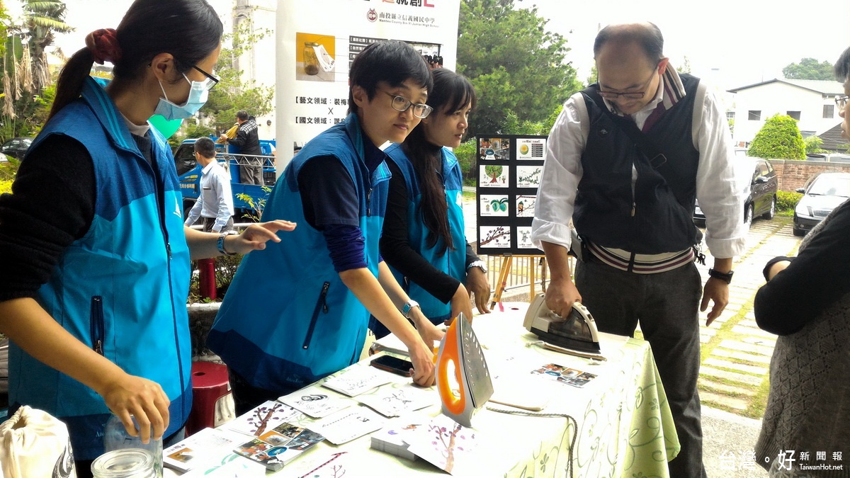 信義國中以自討梅趣造就創E展示熱轉印。（記者扶小萍攝）