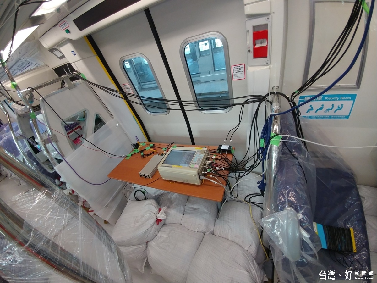 機場捷運載重壓力測試,以沙包模擬最擁擠狀態,壓力儀連結各車廂,觀察列車穩定度、分析並優化其推進力與牽引力