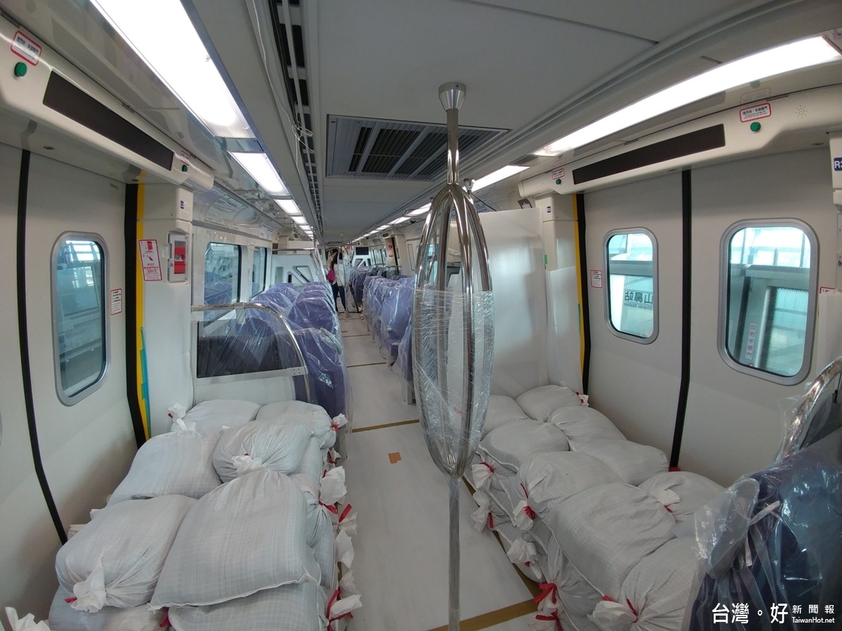 機場捷運載重壓力測試,以沙包模擬最擁擠狀態