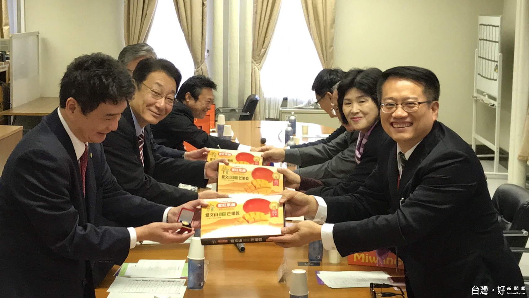 交流訪問團侯澄財、林宜瑾、李退之、蔡旺詮、蔡蘇秋金、陸美祈、王錦德、林志展等多位議員,與京都市議會議長等互贈紀念品