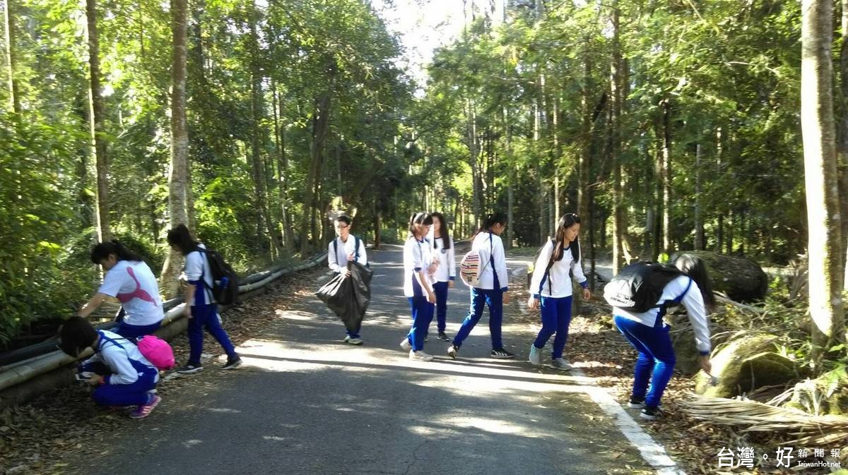 參與登集集大山活動的學生沿路淨山。