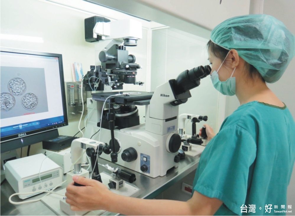 唐雲龍醫師表示,精子與卵子在體外受精及培養後,將受精卵(胚胎)植入太太的子宮內著床,這整個療程通稱為試管嬰兒。