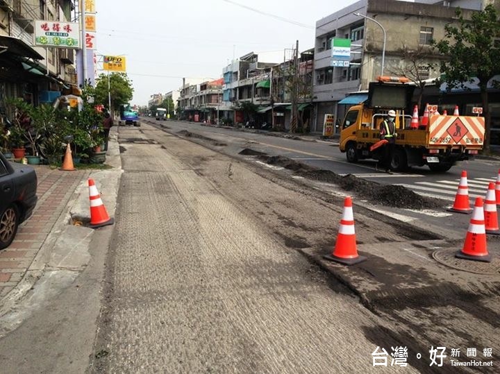 為配合今年台灣燈會北港燈區順利進行,獲得縣府撥二千萬元補助修護市區破舊道路。(記者蘇榮泉拍攝)