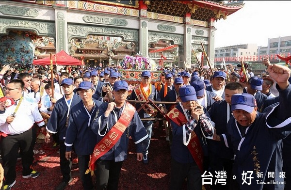 武德宮祈安圓醮由開基中路武財神親自出巡，「步踏金磚賜財賜福」護境安民，街區湧入四萬名信眾，盛況空前。（記者陳昭宗拍攝）