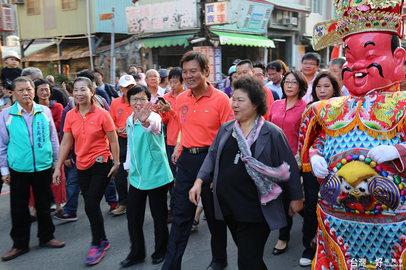 ▲陳菊市長在三鳳中街帶領各商圈揭開高雄過好年商圈系列活動序幕。(圖/記者郭文君攝)