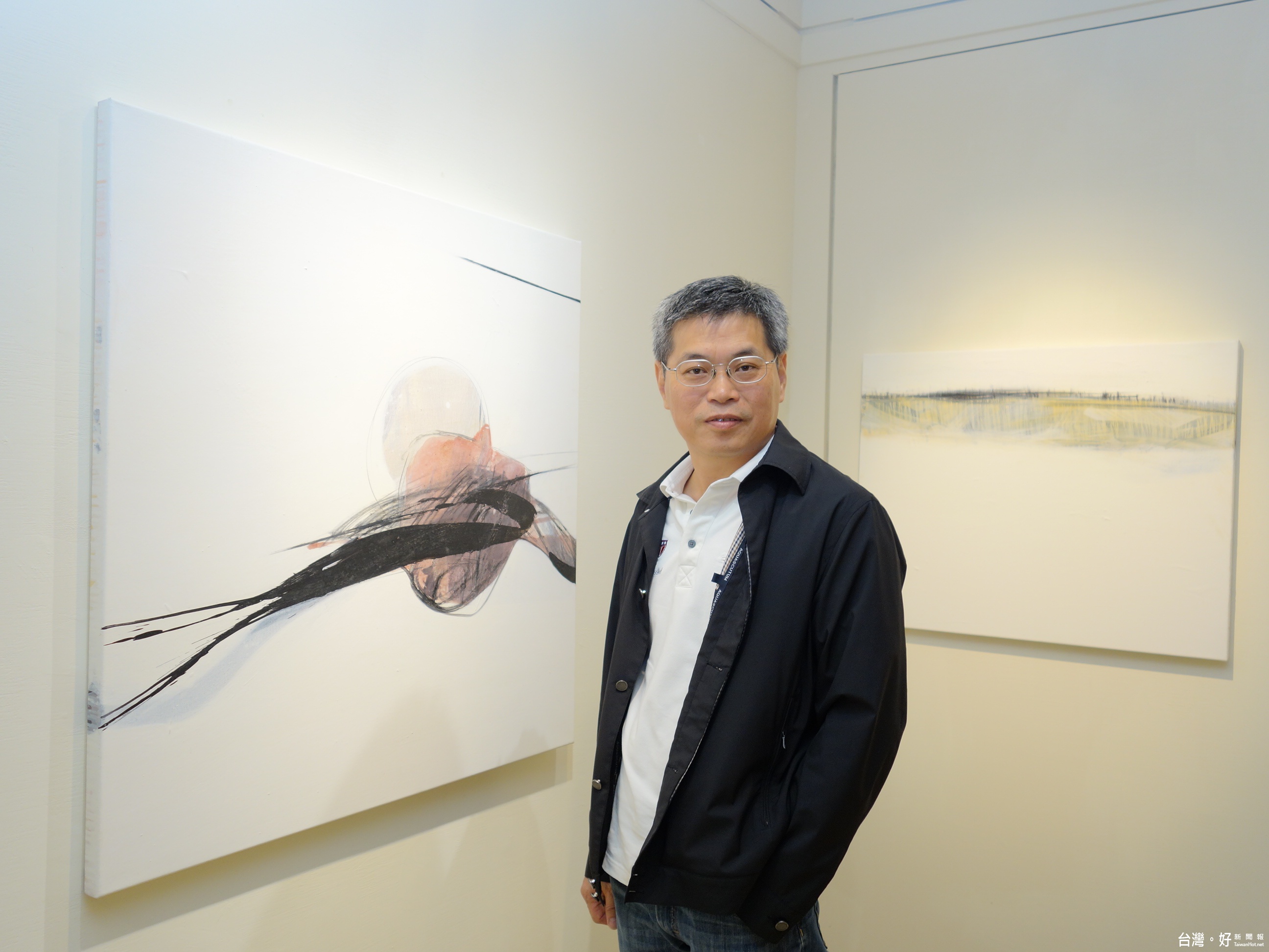藝術家吳丁賢擅長以線形、色彩的收放,營造畫面空間的律動,像是一首首樂曲,讓觀眾用眼睛聆聽畫面的旋律。