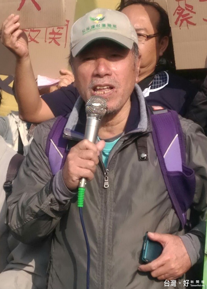 蔡丁貴表示,台南市賴清德主張台灣獨立,卻又要保護孫文銅像、保護華民國殖民體制,希望他捨易科罰金寧座牢,喚起市長賴清德讓政治圖騰離開校園,將全市國中小蔣中正銅像移置,並且保存湯德章故居,列為名人故居,並訂定3月13日為正義與勇氣紀念日