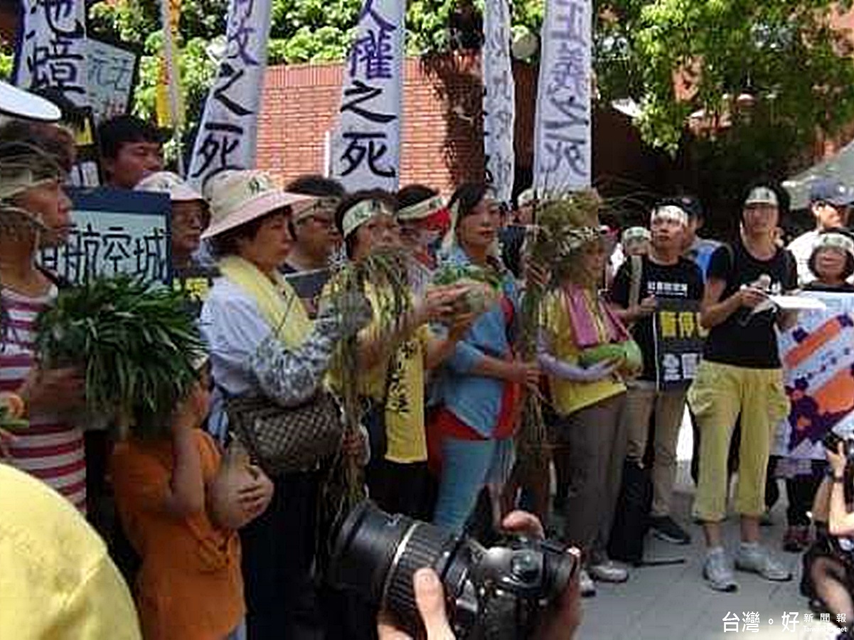 「在水泥跑道上播種」導演陳曉雯則利用影像記錄了桃園航空城的種種抗爭,試圖影響上位者政策