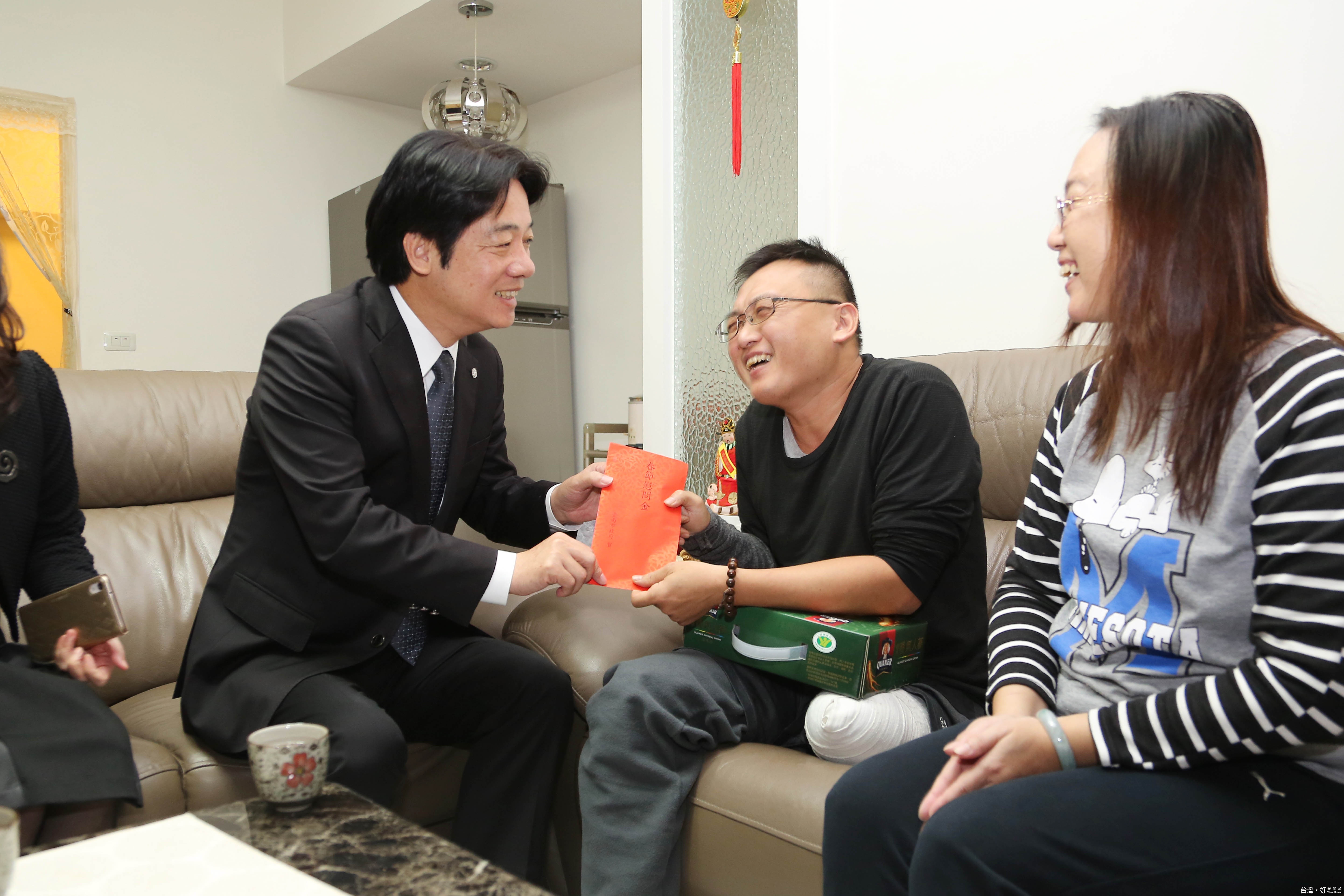 市長賴清德探視左腳截肢的李宗典,關心他目前的生活狀況並致贈春節慰問金。