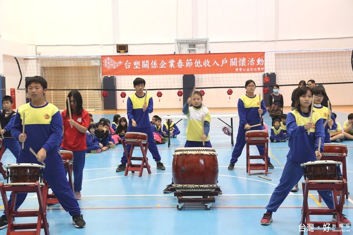 六輕低收入戶關懷活動在台西泉州國小的太鼓聲中熱鬧展開。（記者劉煒涓攝）