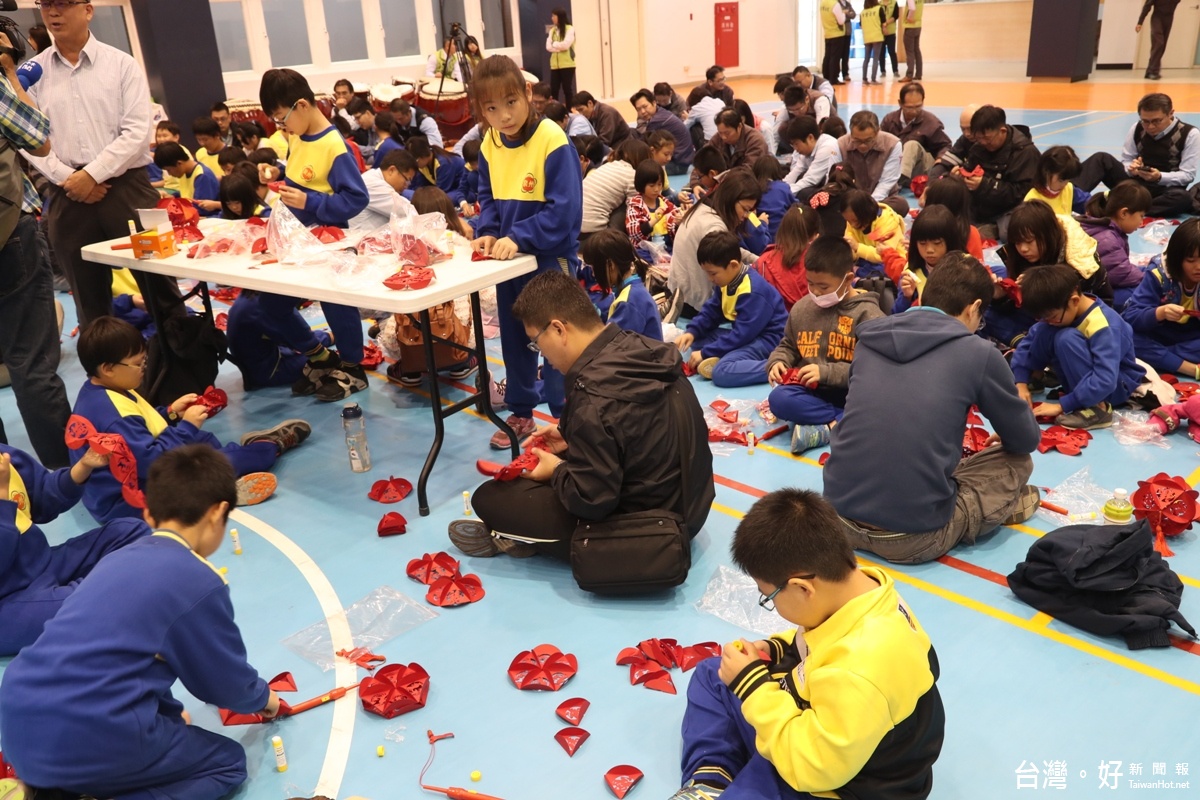 六輕志工和泉州國小學童一起製作「雞福」燈籠。（記者劉煒涓攝）
