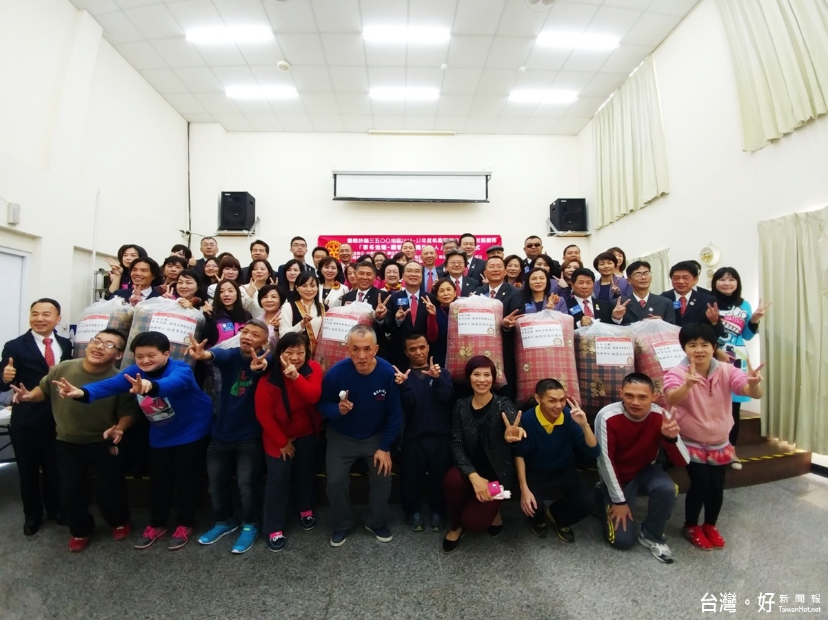 國際扶輪社3500地區桃園南區扶輪社等八個社,由扶輪社桃園第五分區總監鄭桓圭、助理總監黃瑞櫻,率八位扶輪社社長,捐贈採購由中重度智障者製作的「溫心牌」棉被130床,送給台東縣的偏遠獨居原住民