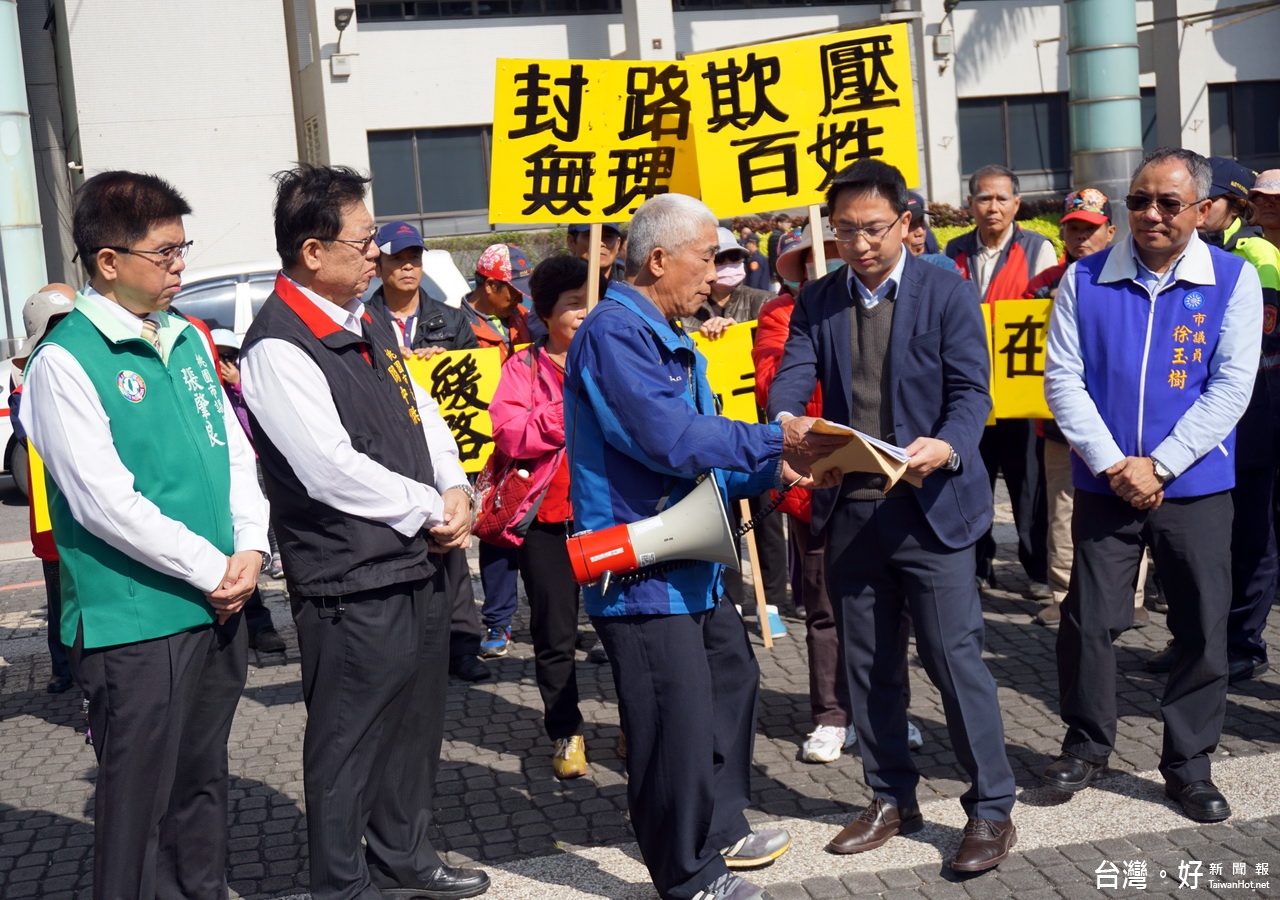 上林里長黃金章代表抗議民眾遞交陳情書，由市府教育局主任秘書賴銀奎代表接受。