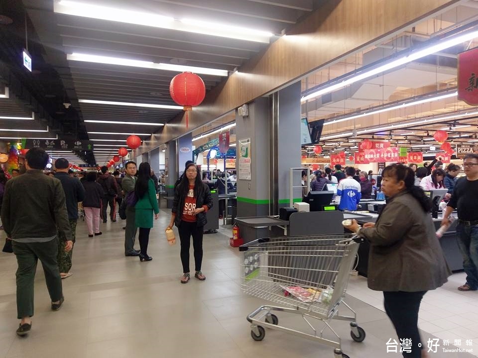 廣豐新天地開幕冠蓋雲集繁榮八德,賣場內也有許多購買的人潮