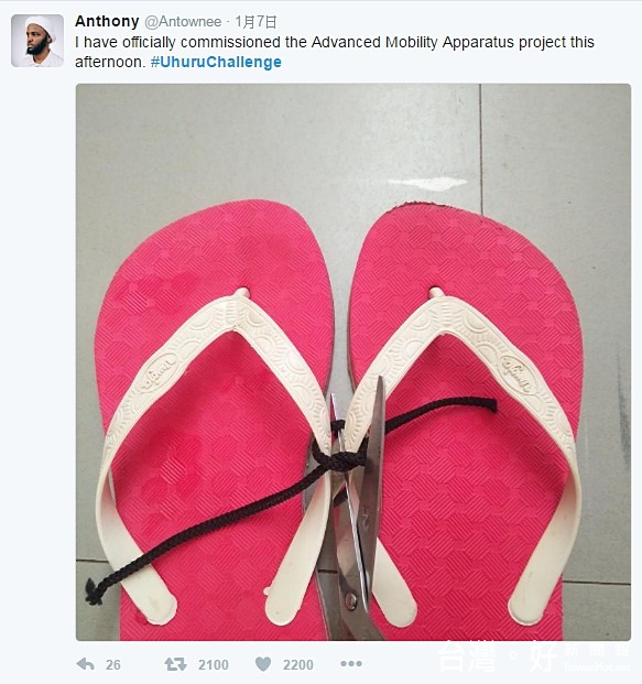 為諷刺肯亞總統Kenyatta愛剪綵，有網友在Twitter放上一張用繩子串起地夾腳拖鞋的照片，並搞笑發文：「我在今天下午正式宣布，啟用高級移動設備項目」。（圖／Anthony ‏@Antownee Twitter）