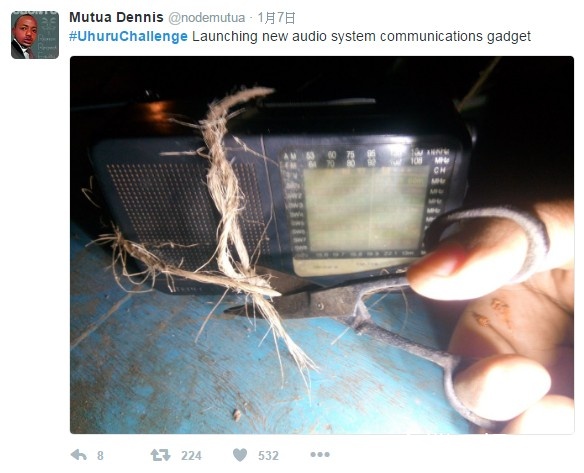 為諷刺肯亞總統Kenyatta愛剪綵，有網友剪開故意綁在收音機上的草繩，並宣稱將啟用「小巧的音訊傳輸設備」。（圖／Mutua Dennis ‏@nodemutua Twitter）