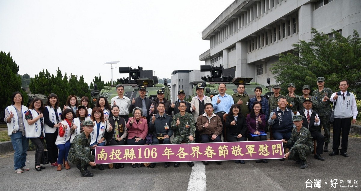 勞軍團與官兵在2台雲豹甲車前合影留念。