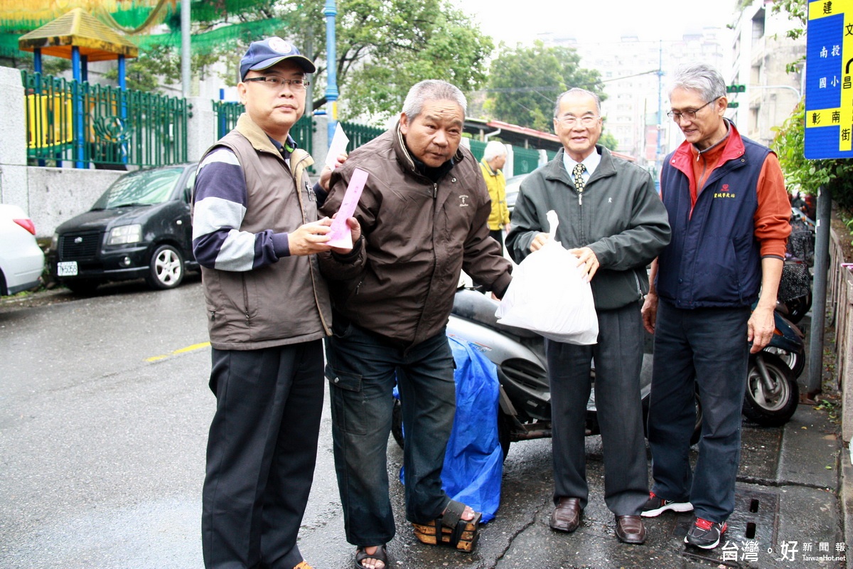 功德會長李轂摩親自贈送物資予行動不便的民眾。（記者扶小萍攝）