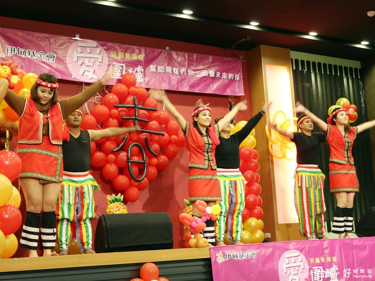 伊甸大園家庭服務中心與桃園市政府社會局所培力之青年城永約教會的孩子,也特別帶來精彩的原民舞蹈表演,熱鬧全場