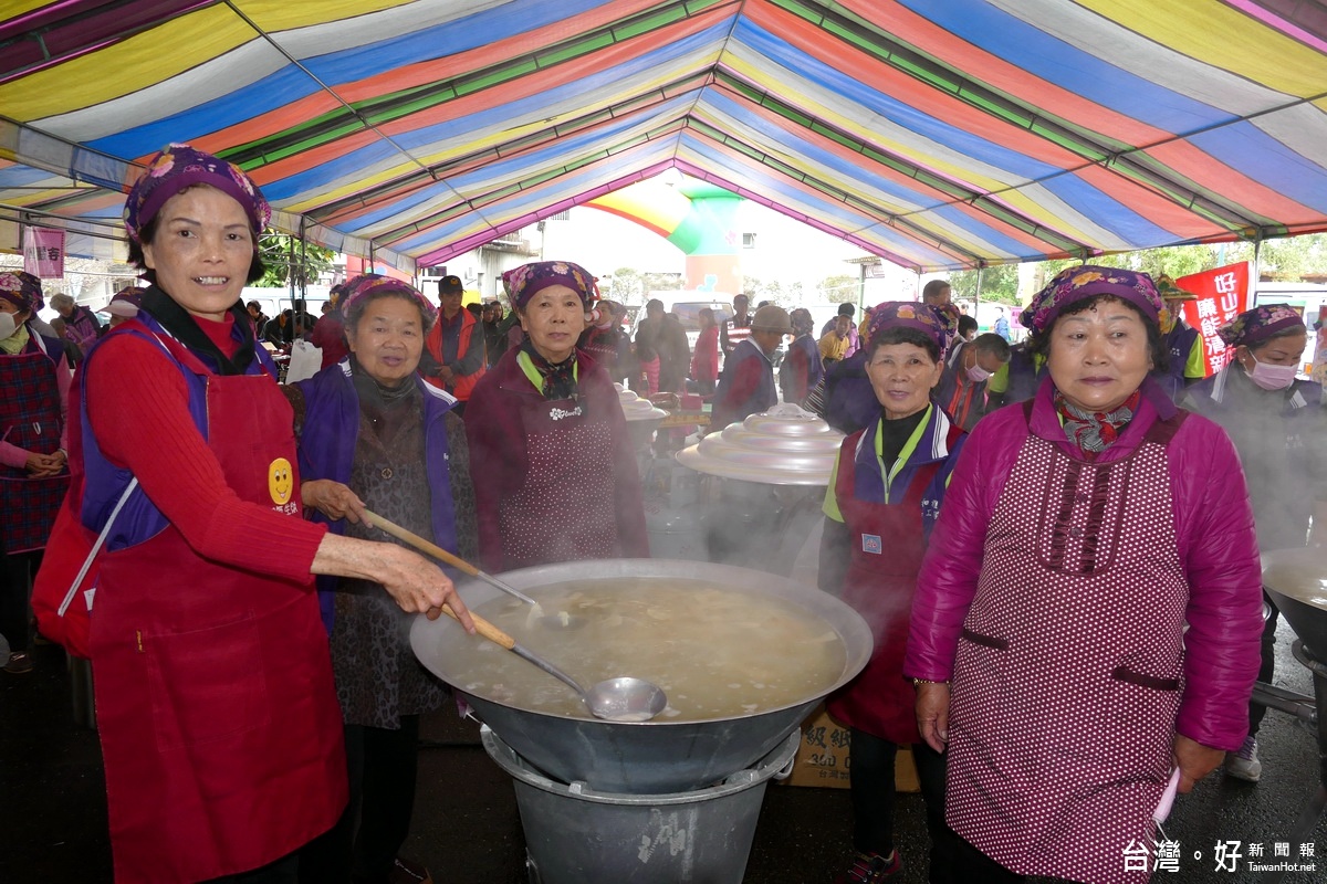 今年的冬筍因降雨量減少導致冬筍產量也較稀少，現在市場行情價為100公斤四萬元，公所不惜重資請遊客「呷免驚」。